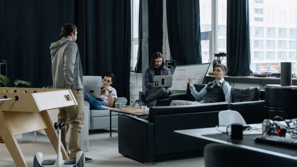 Profesionales de una startup tecnológica colaborando en una oficina moderna.