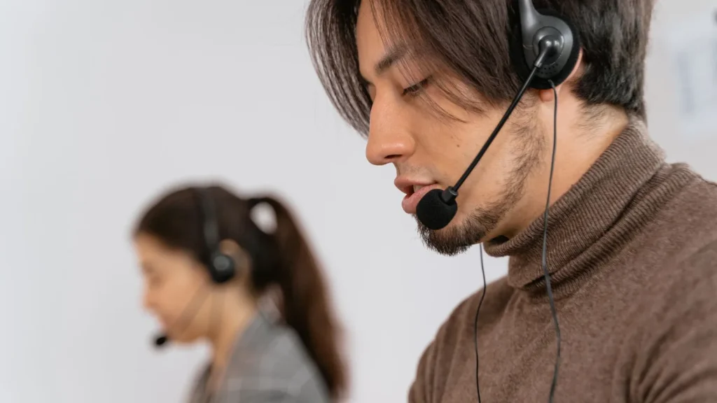 Equipo de atención telefónica trabajando con una plataforma de comunicaciones