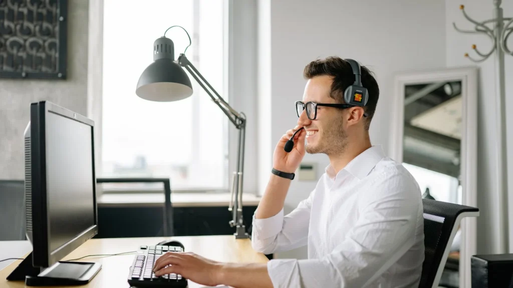 Equipo de atención al cliente gestionando perfiles y conversaciones