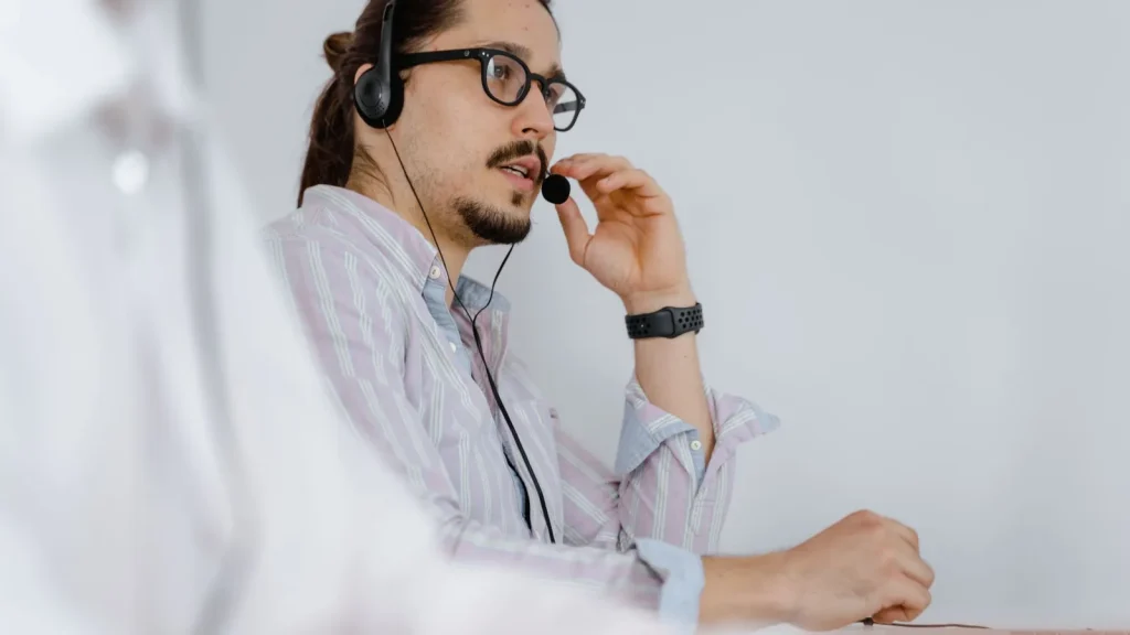Desarrollador trabajando en una aplicación móvil con funciones de voz