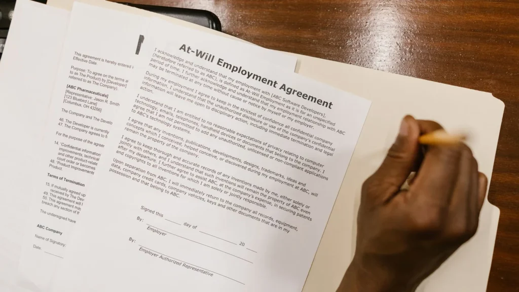 Autónomo valenciano firmando un contrato indefinido con una nueva trabajadora.