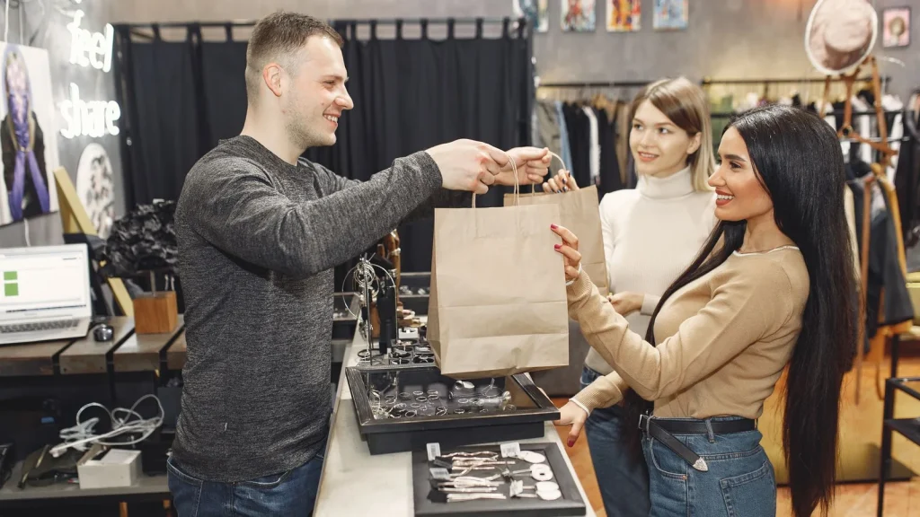Comercio minorista con clientes y actividad de ventas