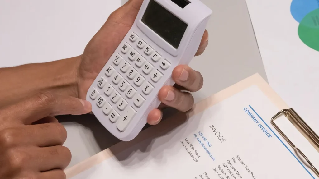 Responsable administrativo revisando facturación electrónica y VeriFactu en un software de gestión.