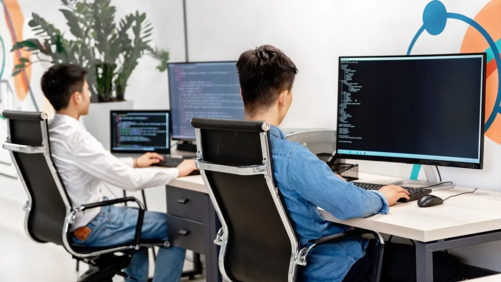 Equipo de desarrollo midiendo tiempos de pruebas y compilación