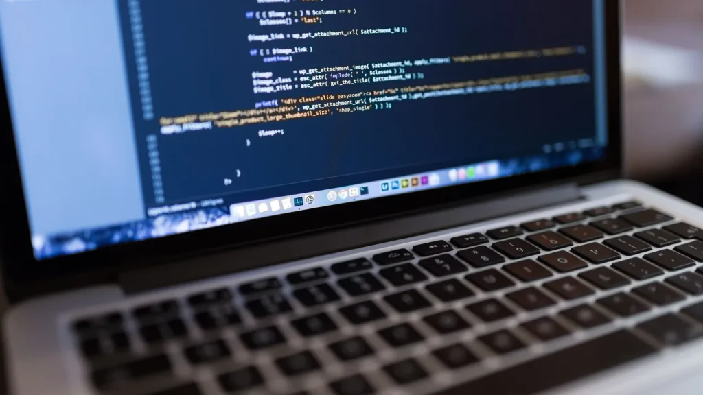 Código visible en un portátil, relacionado con la actualización de seguridad WordPress 7.1.1.