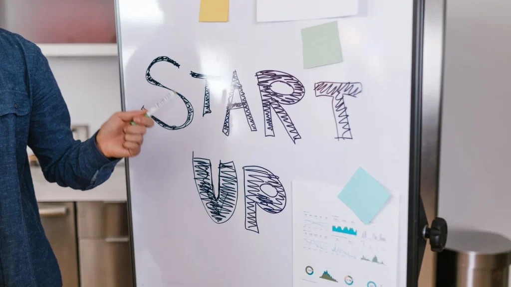 Startups y pymes participando en un programa de aceleración.