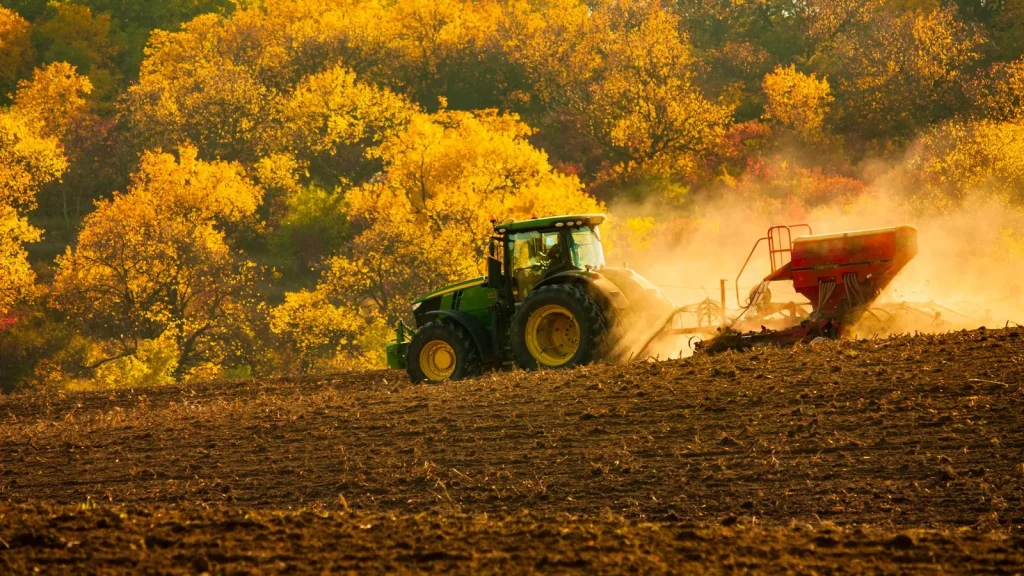 Maquinaria agrícola trabajando en una explotación