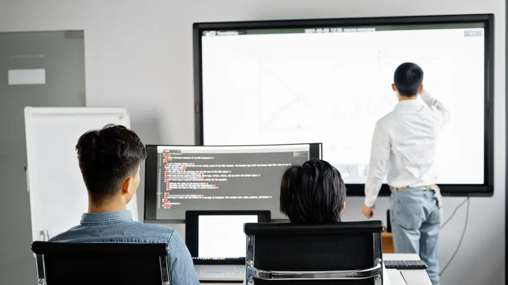 Equipo técnico colaborando con un cliente en un proyecto de inteligencia artificial