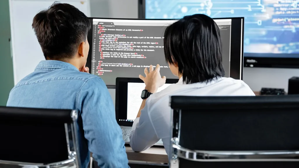 Equipo de desarrollo coordinando procesos automatizados con inteligencia artificial