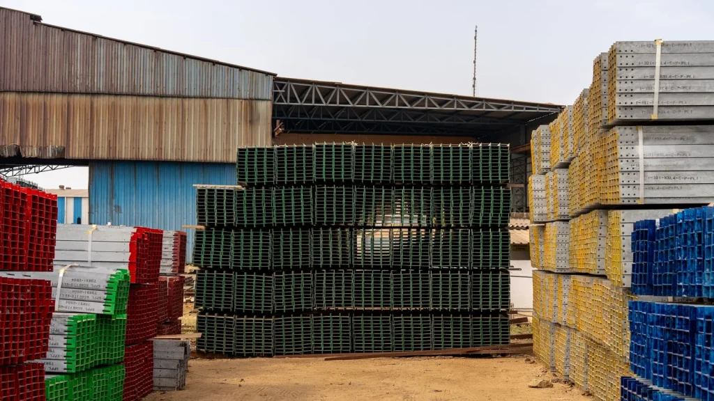 Materiales industriales almacenados para producción y suministro empresarial