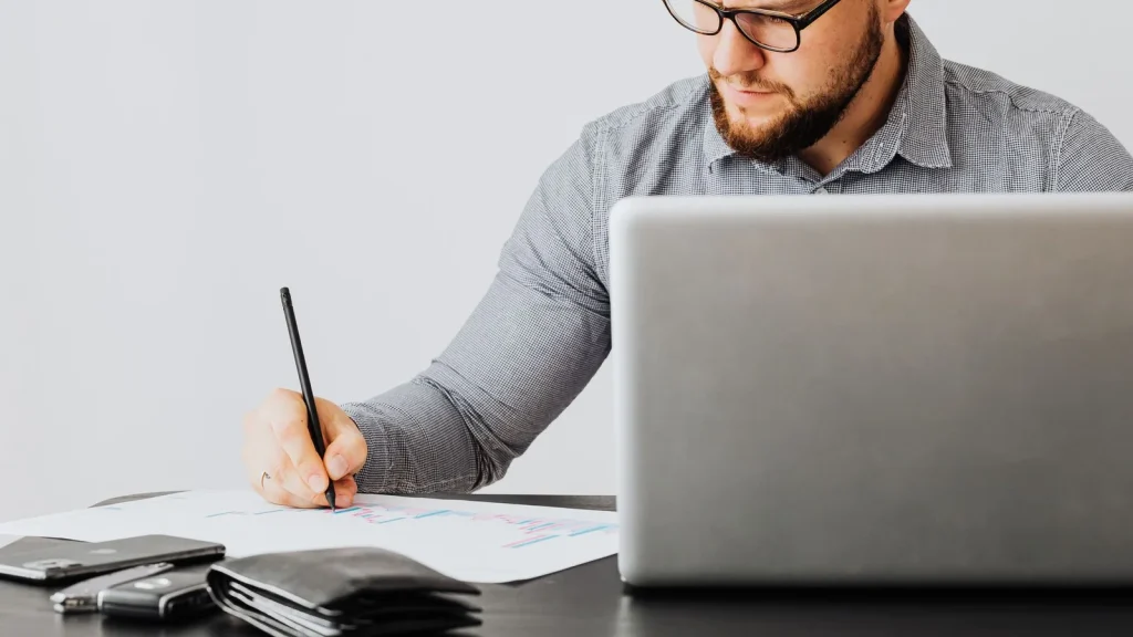 Profesional gestionando documentación y procesos digitales de una pyme