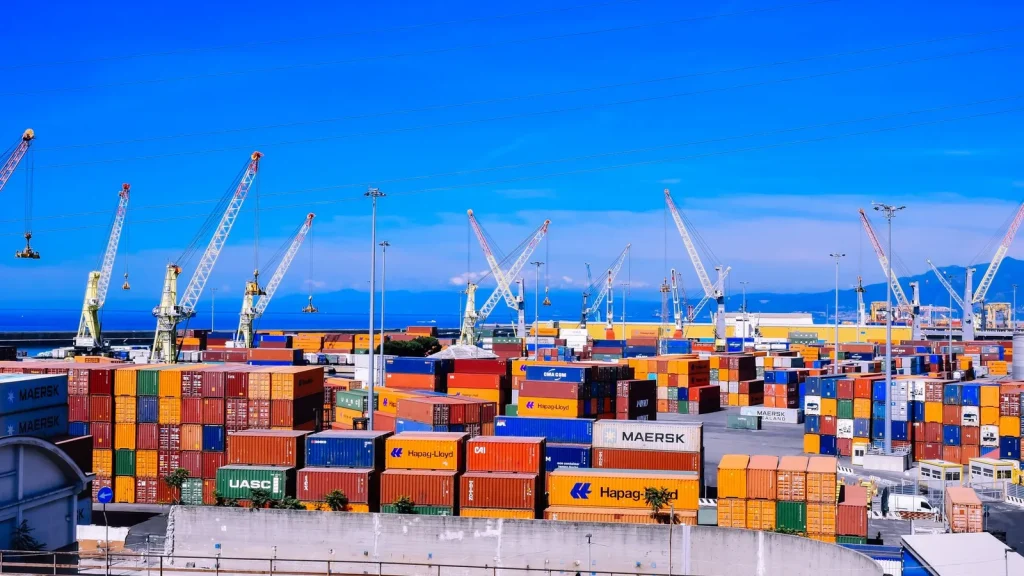 Puerto comercial con contenedores y grúas para exportaciones