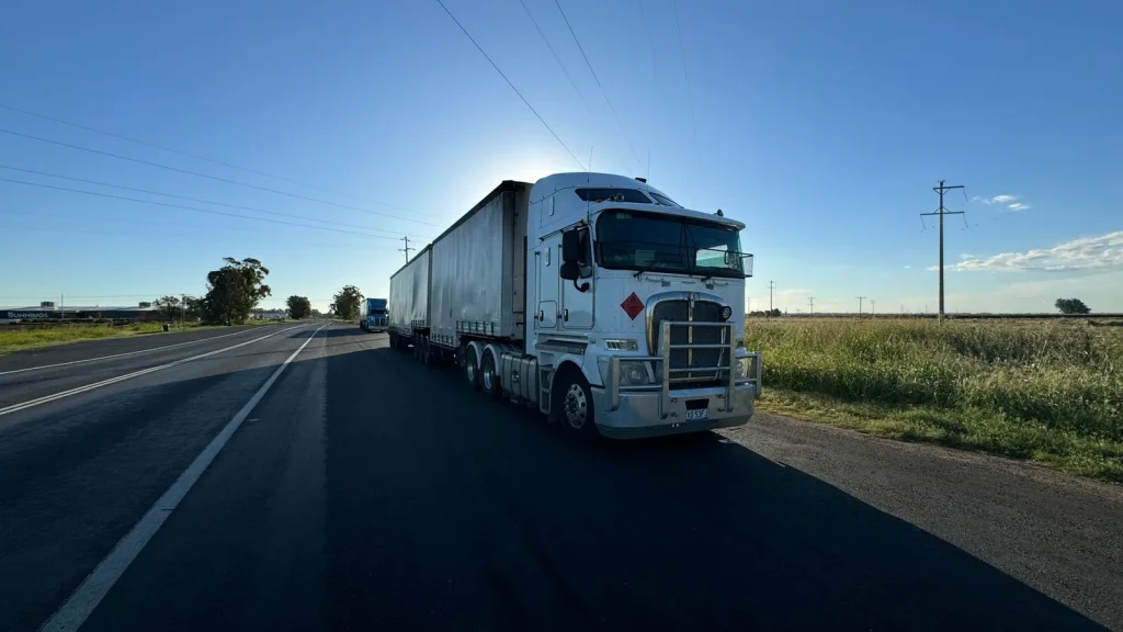 Camión de transporte profesional en carretera