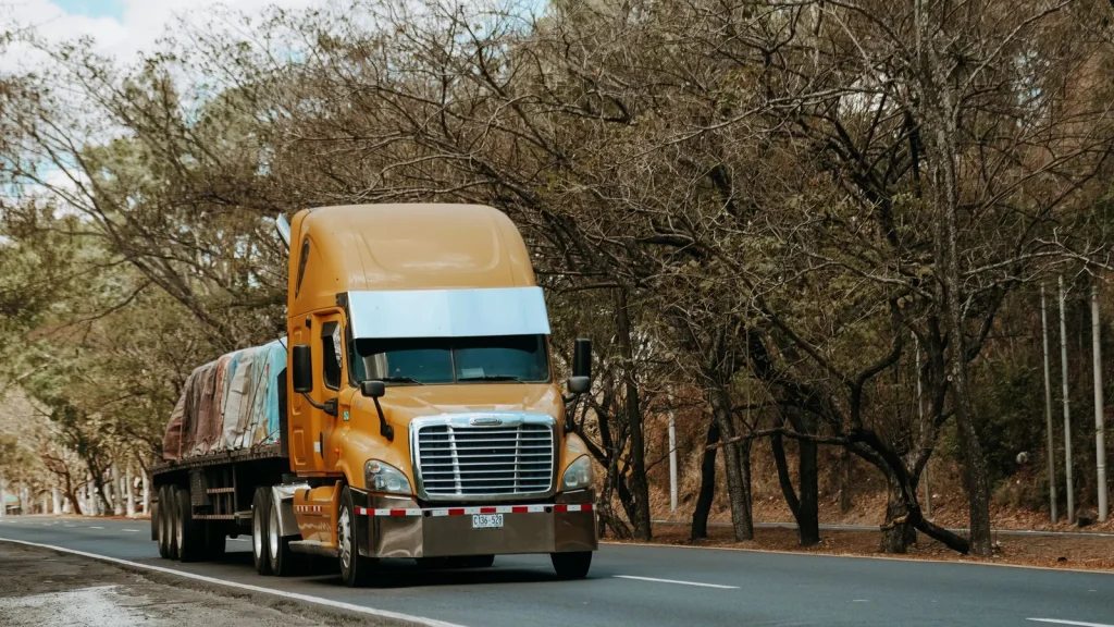 Camiones de mercancías circulando por carretera
