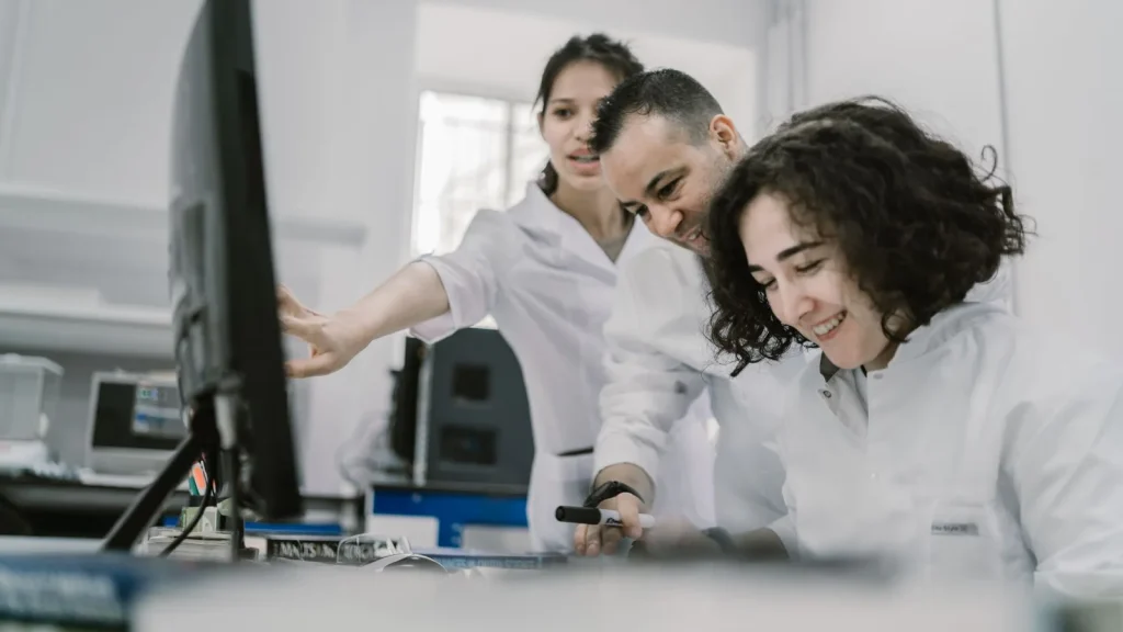 Equipo empresarial y científico trabajando en un proyecto de I+D
