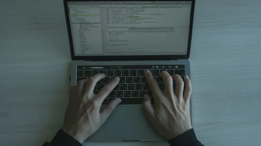 Desarrollador conectando un agente de inteligencia artificial con búsqueda web