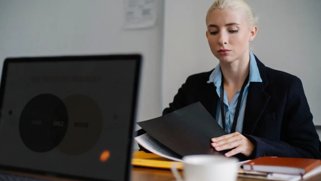 Profesional gestionando documentación y procesos digitales de una pyme