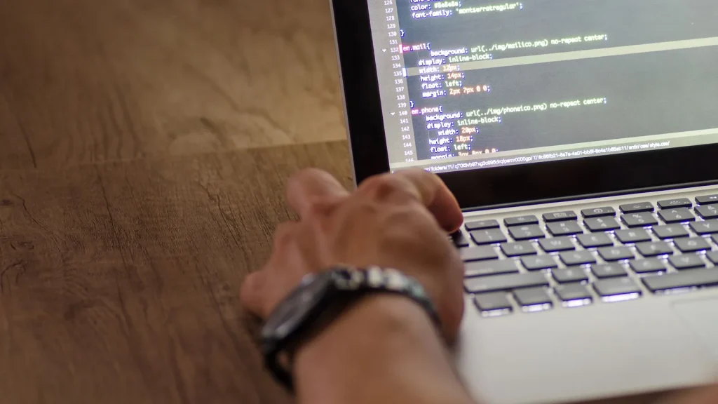 Administrador revisando compatibilidad TLS en GitHub Enterprise