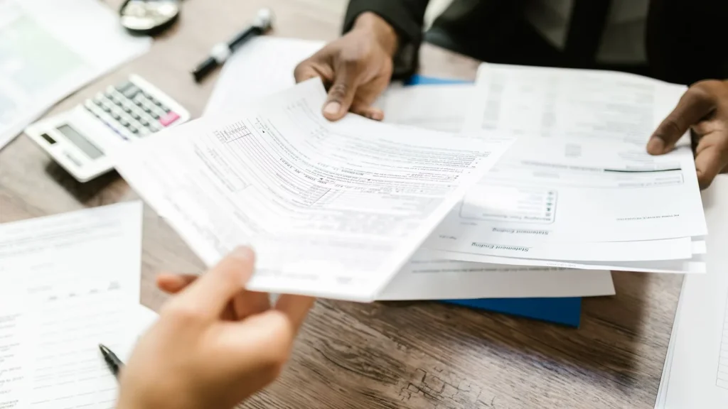 Empresa entregando documentación laboral y condiciones de contratación