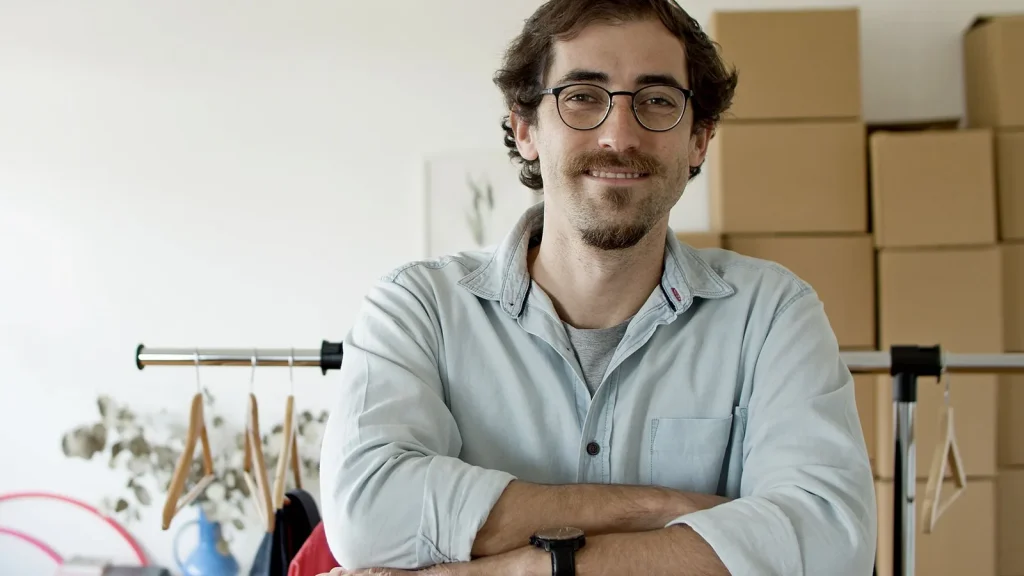 Responsable de una pequeña empresa preparando su crecimiento