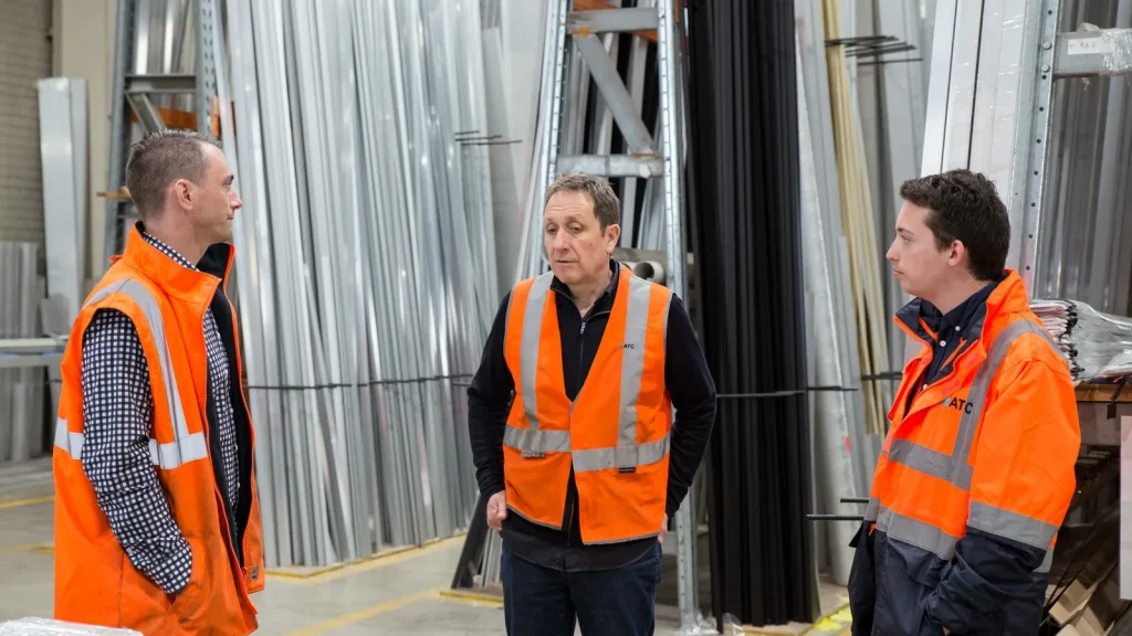 Equipo de trabajo con equipos de seguridad en un entorno industrial