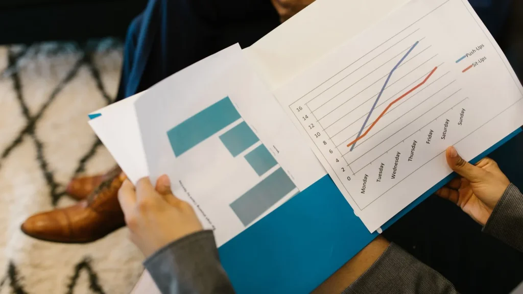 Empresarios revisando nuevas obligaciones regulatorias