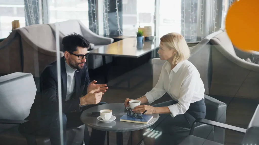 Profesionales del sector servicios en una reunión empresarial