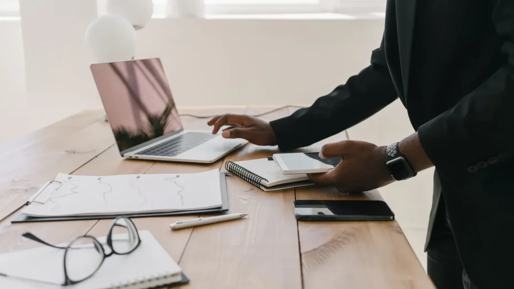 Profesional gestionando documentación y procesos digitales de una pyme