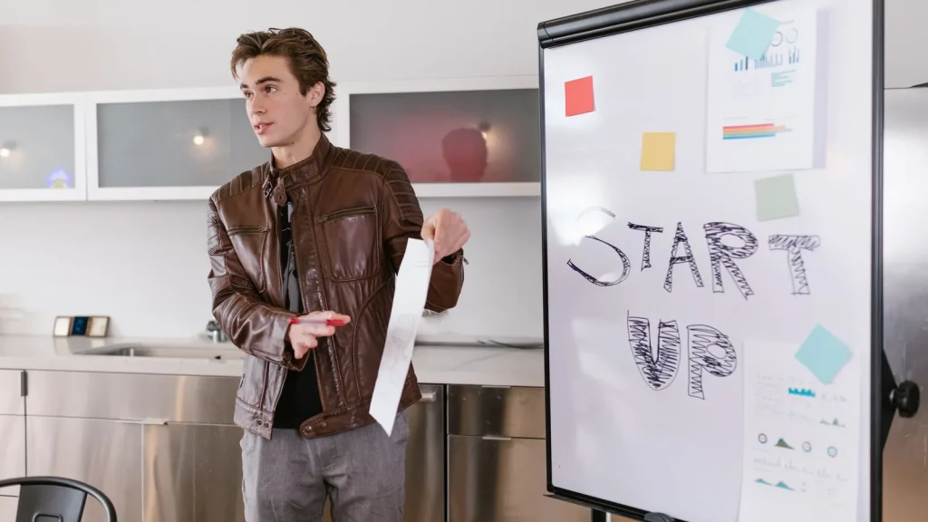 Emprendedor presentando un proyecto ante potenciales socios e inversores