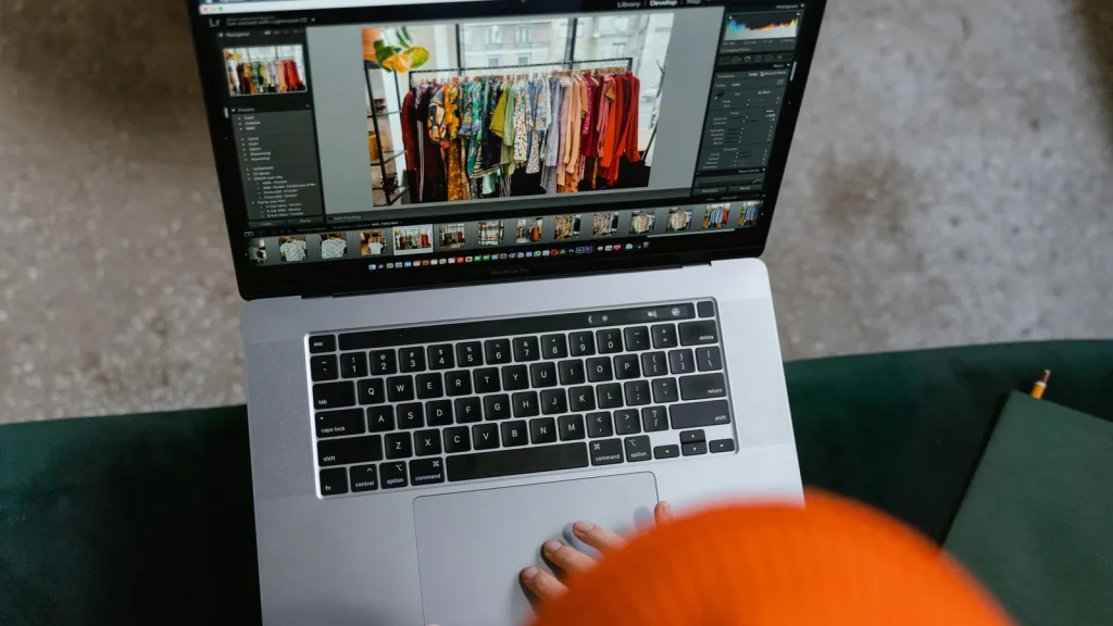 Profesional diseñando una tienda online desde un portátil